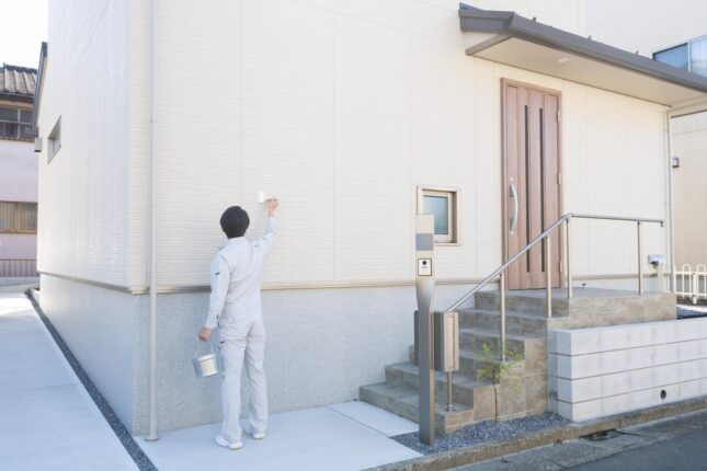 外壁の塗装作業をおこなう業者